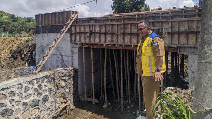 Kadis PUPR NTB, Sadimin, mengecek proyek pembangunan jembatan di Desa Mekarsari, Lombok Tengah, Senin (1/12/2025). (Foto: Ahmad Viqi/detikBali)