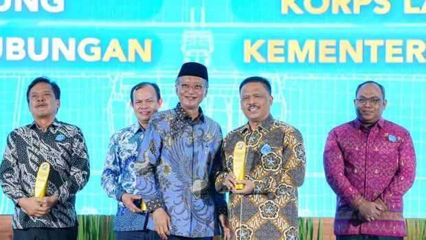 Kakorlantas Polri Irjen Agus Suryonugroho terima penghargaan Sutami Awards 2025