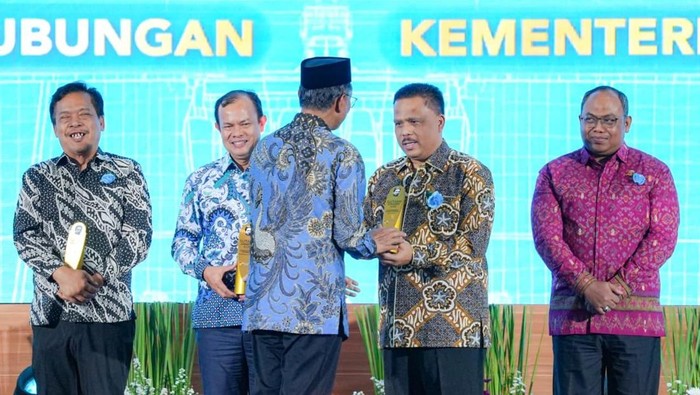 Kakorlantas Polri Irjen Agus Suryonugroho terima penghargaan Sutami Awards 2025, di Kementerian PU, Senin (1/12/2025).
