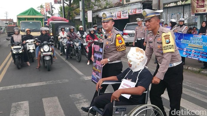 Kampanye keselamatan lalu lintas oleh Satlantas Polres Tulungagung.