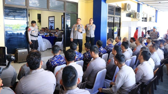 Kapolda Babel Irjen Viktor T Sihombing memberikan arahan di HUT ke-75 Polairud.