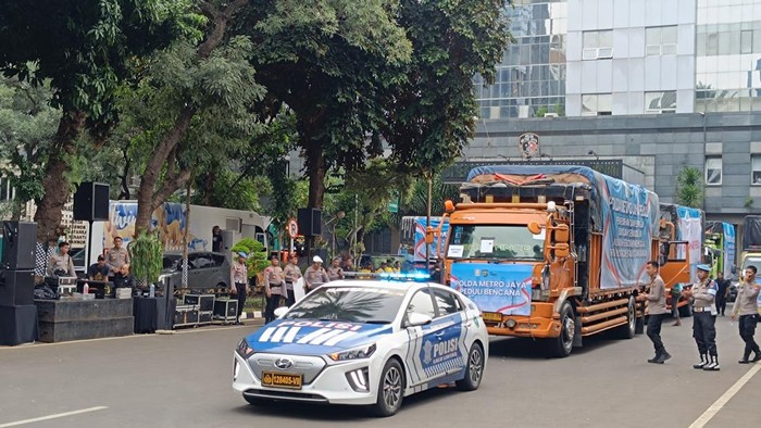 Kapolda Metro Jaya Irjen Asep Edi Suheri melepas 15 truk berisi bantuan untuk korban bencana di Aceh, Sumatera Utara (Sumut) dan Sumatera Barat (Sumbar).