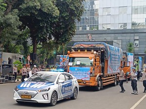 Kapolda Metro Jaya Lepas 15 Truk Bantuan untuk Korban Bencana Sumatera