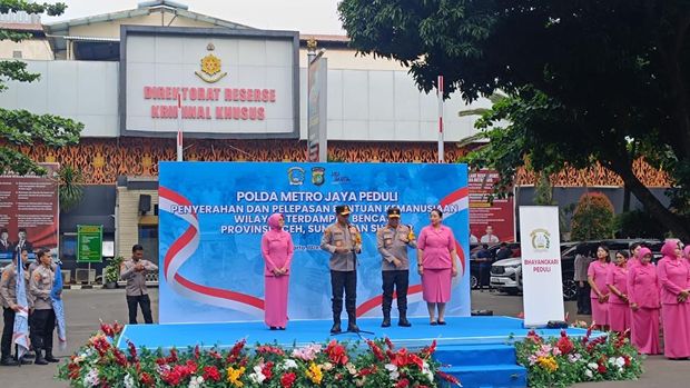 Kapolda Metro Jaya Irjen Asep Edi Suheri melepas 15 truk berisi bantuan untuk korban bencana di Aceh, Sumatera Utara (Sumut) dan Sumatera Barat (Sumbar).