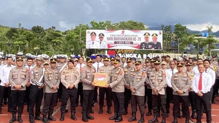 Kapolres Babar AKBP Pradana Aditya Nugraha dan anggotanya mengumpulkan dan untuk korban bencana alam di Sumatera.