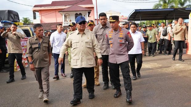 Kapolri Jenderal Listyo Sigit Prabowo dampingi Presiden Prabowo Subianto meninjau warga korban bencana di Tapanuli Tengah, Sumatera Utara.