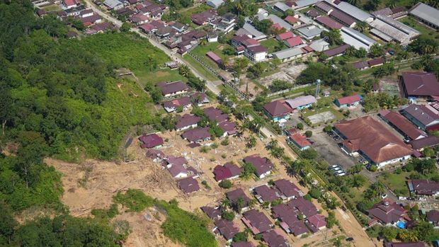 Kapolri Jenderal Listyo Sigit Prabowo melakukan patroli udara meninjau area yang terdampak banjir di Tapanuli Tengah, Sumatera Utara.