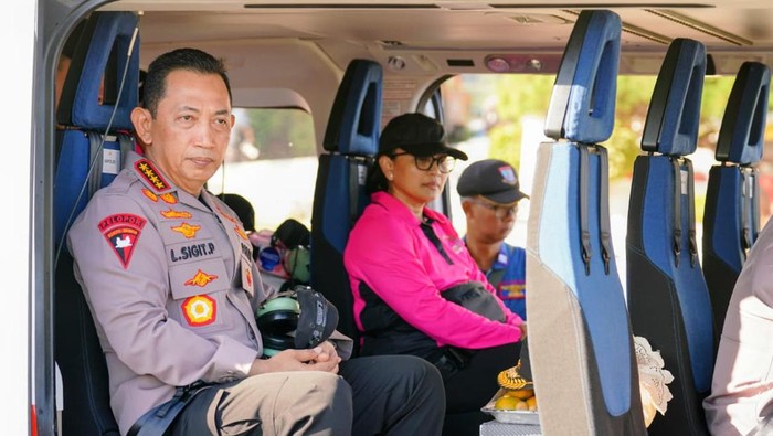 Kapolri Jenderal Listyo Sigit Prabowo melakukan patroli udara meninjau area yang terdampak banjir di Tapanuli Tengah, Sumatera Utara.