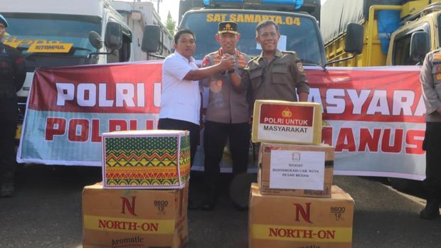 Kapolri Jenderal Listyo Sigit Prabowo menyerahkan bantuan untuk masyarakat korban bencana di Tapanuli Tengah, Sumatera Utara. Bantuan secara simbolik diserahkan kepada Bupati Tapanuli Tengah Masinton Pasaribu. Kapolri Jenderal Listyo Sigit Prabowo menyerahkan bantuan untuk masyarakat korban bencana di Tapanuli Tengah, Sumatera Utara. Bantuan secara simbolik diserahkan kepada Bupati Tapanuli Tengah Masinton Pasaribu.