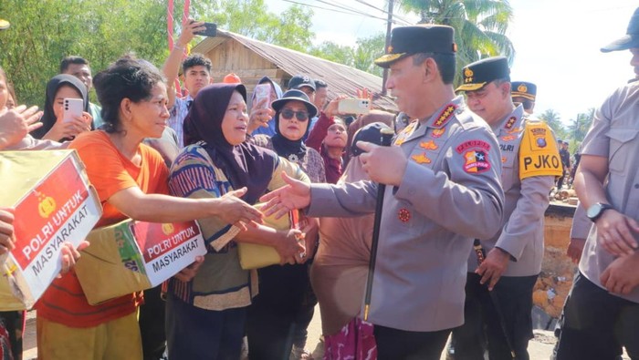 Kapolri Jenderal Listyo Sigit Prabowo menyerahkan bantuan untuk masyarakat korban bencana di Tapanuli Tengah, Sumatera Utara. Bantuan secara simbolik diserahkan kepada Bupati Tapanuli Tengah Masinton Pasaribu.