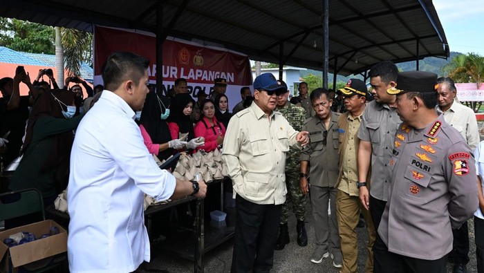Kapolri Jenderal Sigit mendampingi Presiden Prabowo di Tapanuli Tengah, Sumut, Senin (1/12).