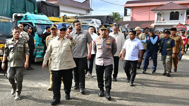 Kapolri Jenderal Sigit mendampingi Presiden Prabowo di Tapanuli Tengah, Sumut, Senin (1/12). Kapolri Jenderal Sigit mendampingi Presiden Prabowo di Tapanuli Tengah, Sumut, Senin (1/12).