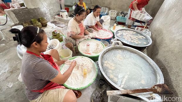 Karyawan Pempek Minah Palembang saat membuat aneka jenis pempek. Karyawan Pempek Minah Palembang saat membuat aneka jenis pempek.