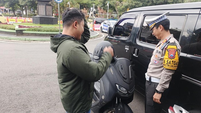 Kasatlantas Polres Batu AKP Kevin Ibrahim saat memberikan teguran kepada penggendara yang melanggar