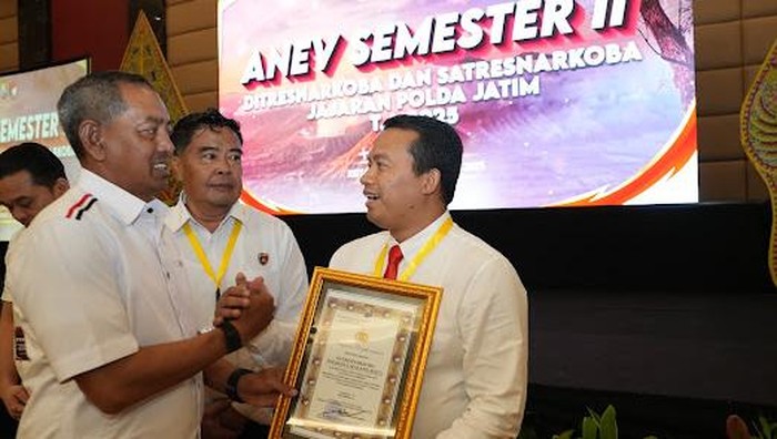 Kasatreskoba Polresta Malang Kota Kompol Daky Dzul saat menerima penghargaan.