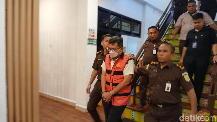 Kejari Medan menahan Kabid di Dinas Koperasi dan UMKM Medan, Anwar Syarif (AS) terkait dugaan korupsi kegiatan Medan Fashion Festival tahun 2024. (Juita Sinuhaji/detikSumut)