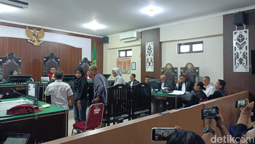 Ratika Dewi (kedua dari sebelah kiri), Sukarmidi (ketiga dari kiri) dan Elma Agustina (pertama dari kanan) saat bersaksi di ruang sidang PN Mataram, Senin (1/12/2025).