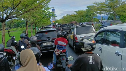 Kemacetan di Jalan By Pass Mataram, Senin (1/12/2025).