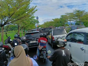 Hujan Deras Picu Kemacetan 1,5 Km di Bundaran By Pass Mataram