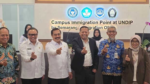 Kementerian Imigrasi dan Permasyarakatan (KemenImipas), melalui Direktorat Jenderal Imigrasi (Ditjenim), meresmikan Campus Immigration Point pertama di Indonesia. (Audrey Santoso/detikcom). Kementerian Imigrasi dan Permasyarakatan (KemenImipas), melalui Direktorat Jenderal Imigrasi (Ditjenim), meresmikan Campus Immigration Point pertama di Indonesia. (Audrey Santoso/detikcom).
