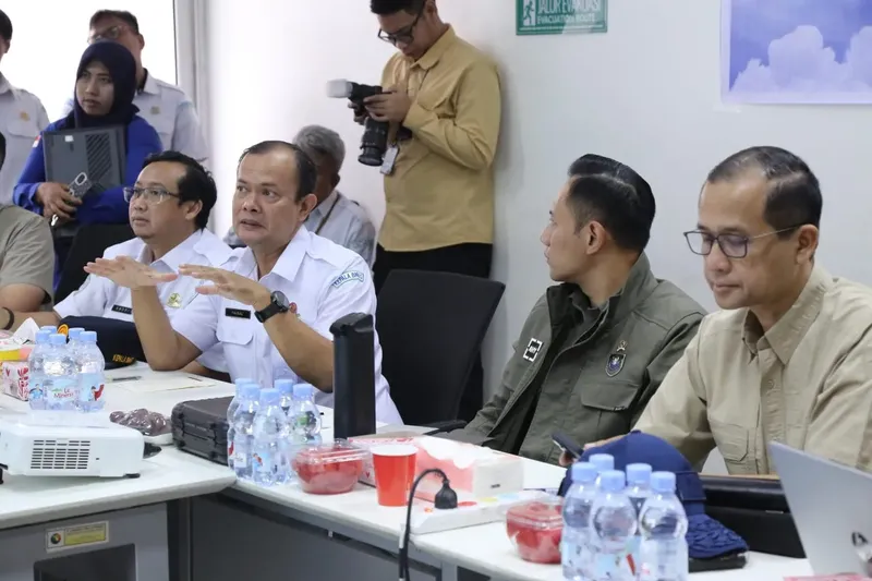 Kepala BMKG Teuku Faisal Fathani memimpin Operasi Modifikasi Cuaca Kepala BMKG Teuku Faisal Fathani memimpin Operasi Modifikasi Cuaca