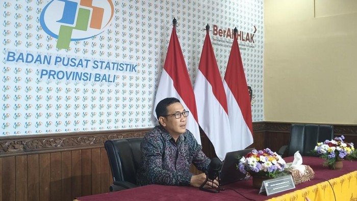 Kepala BPS Bali, Agus Gede Hendrayana Hermawan, menyampaikan data rilis bulan di kantornya, Senin (1/12/2025). (Foto: Ni Made Lastri Karsiani Putri/detikBali)