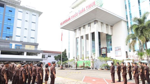 Kepala Kejati Jatim Agus Sahat ST memimpin apel pertama. Dia tekankan peningkatan integritas dan etika profesi kepada seluruh jaksa.