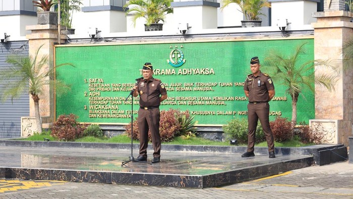 Kepala Kejati Jatim Agus Sahat ST memimpin apel pertama. Dia tekankan peningkatan integritas dan etika profesi kepada seluruh jaksa.