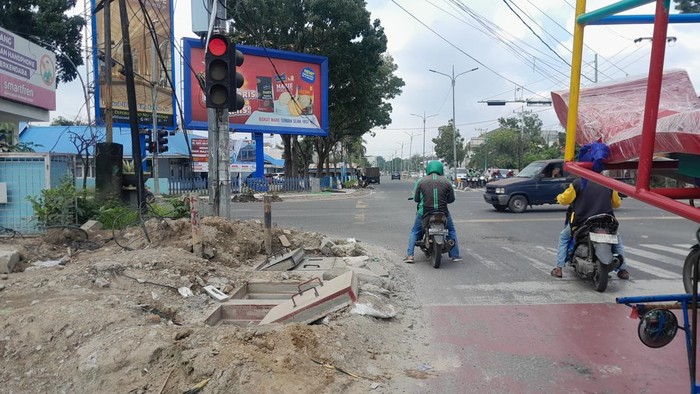 Keterangan foto: Lubang-lubang terlihat di sepanjang Jalan Juanda, Kelurahan Sukaraja, Kecamatan Medan Maimun. (Rechtin Hani Ritonga/detikSumut)