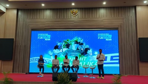 Ketua Panitia KORPRI Fun Night Run 2025, Lalu Firman Wijaya, memaparkan persiapan acara kepada awak media saat konferensi pers di Ballroom Kantor Bupati Lombok Tengah, Senin (1/12/2025). (Foto: Edi Suryansyah/detikBali)