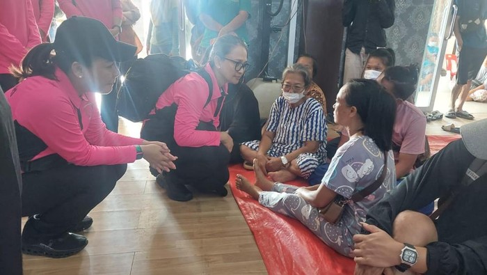 Ketum Bhayangkari Ny Juliati Sigit Prabowo memberikan bantuan kepada korban bencana di Tapanuli Tengah, Sumatera Utara. Juliati juga meninjau kondisi para korban
