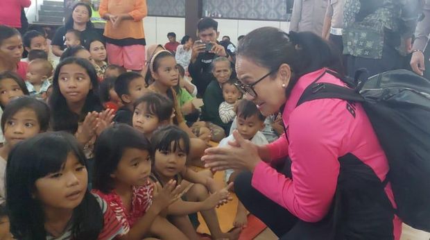 Ketum Bhayangkari Ny Juliati Sigit Prabowo memberikan bantuan kepada korban bencana di Tapanuli Tengah, Sumatera Utara. Juliati juga meninjau kondisi para korban Ketum Bhayangkari Ny Juliati Sigit Prabowo memberikan bantuan kepada korban bencana di Tapanuli Tengah, Sumatera Utara. Juliati juga meninjau kondisi para korban