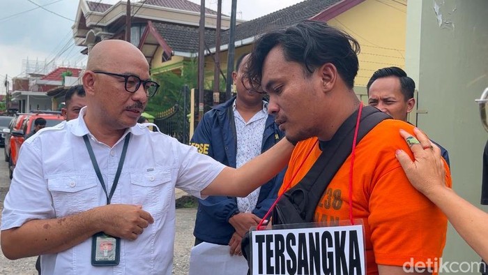 Khamozaro saat mengobrol dengan Azis. (Foto: Finta Rahyuni/detikSumut)
