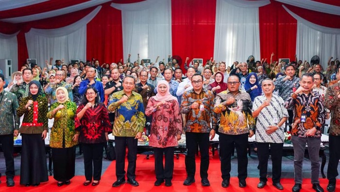 Khofifah Lepas 6 Truk Produk Ekspor IKM Desa Devisa Senilai Rp5,8 Miliar