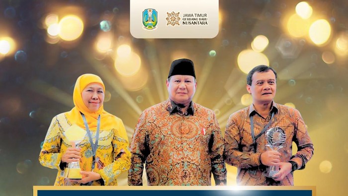 Khofifah saat menerima penghargaan TP2DD dari BI disaksikan Presiden Prabowo Subianto.