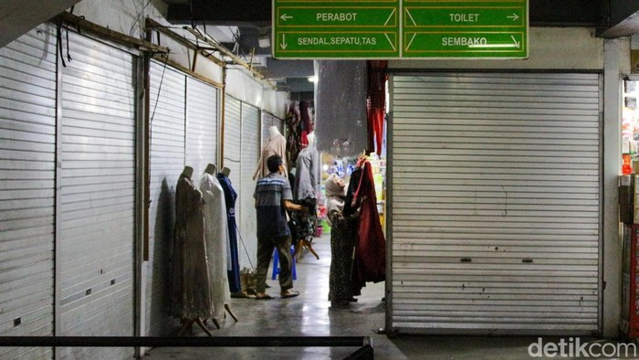 Aktivitas jual beli di Pasar Ciputat, Tangerang Selatan, tampak semakin sepi. Pada Senin (1/12/2025), area kios dalam gedung pasar terlihat lengang, hanya beberapa pedagang yang bertahan menunggu pembeli. Situasi ini berbanding terbalik dengan kondisi di luar gedung, di mana trotoar dan pinggir jalan justru dipadati pedagang yang mendirikan tenda untuk berjualan.