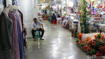 Kios Pasar Ciputat Kian Sepi, Pedagang Ramai Pindah ke Trotoar