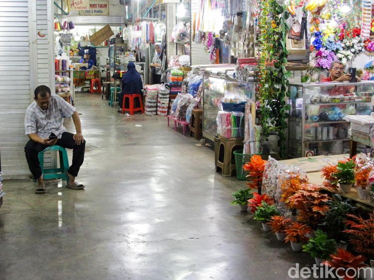 Kios Pasar Ciputat Kian Sepi, Pedagang Ramai Pindah ke Trotoar