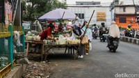 Pemerintah Kota Tangerang Selatan (Pemkot Tangsel) beberapa kali melakukan relokasi dan penataan untuk menertibkan kawasan tersebut. Namun upaya ini belum memberikan hasil maksimal. Setelah ditertibkan, para pedagang kembali turun ke trotoar dan memadati area sekitar pasar, sehingga menciptakan pasar tumpah yang sulit dikontrol.