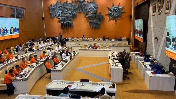 Komisi V DPR rapat kerja dengan Basarnas hingga BMKG RI bahas bencana di Sumatera, Senin (12/1/2025)