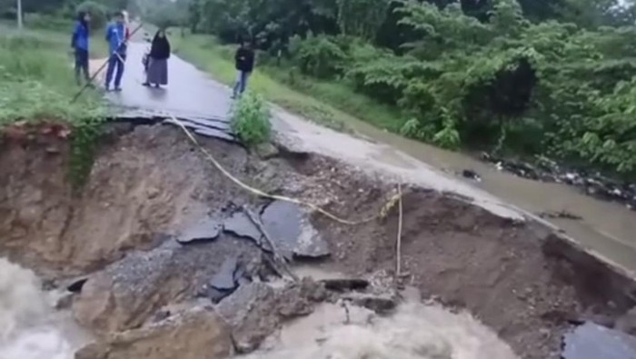 Jalur alternatif yang menghubungkan Kendari-Konawe Selatan, Sulawesi Tenggara (Sultra) amblas akibat curah hujan tinggi seharian.