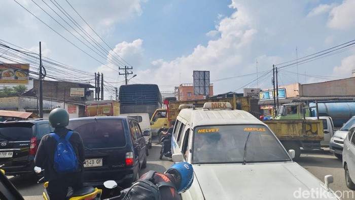 Kondisi Jalan Panglima Denai Medan macet karena banyak antrean membeli BBM (Ahmad Arfah Fansuri Lubis/detikSumut)