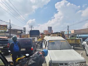 Antrean BBM di Medan Mengular hingga Macet Usai Banjir