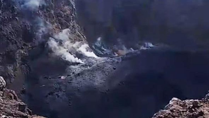 Kondisi kawah Gunung Agung saat mengeluarkan asap putih. (Tangkapan layar)