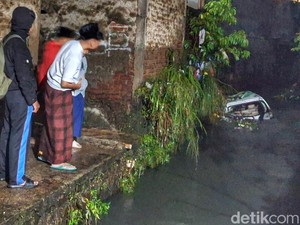 Dua Mobil di Margaasih Terbawa Arus Imbas Tangul Jebol