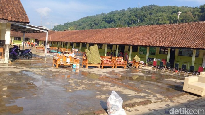 Kondisi sekolah SDN Sukasirna Sumedang yang sempat terendam banjir.
