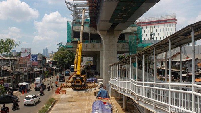 Pekerja LRT Jakarta fase 1B menyelesaikan konstruksi di jalur Rawamangun–Manggarai, Senin (1/12/2025). Sejumlah titik menunjukkan progres signifikan seiring dikebutnya sambungan struktur utama.