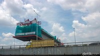 Kendaraan melintas di bawah pengerjaan LRT Velodrome–Manggarai. Proyek yang membentang 6,4 km ini akan memiliki lima stasiun mulai Rawamangun hingga Manggarai.