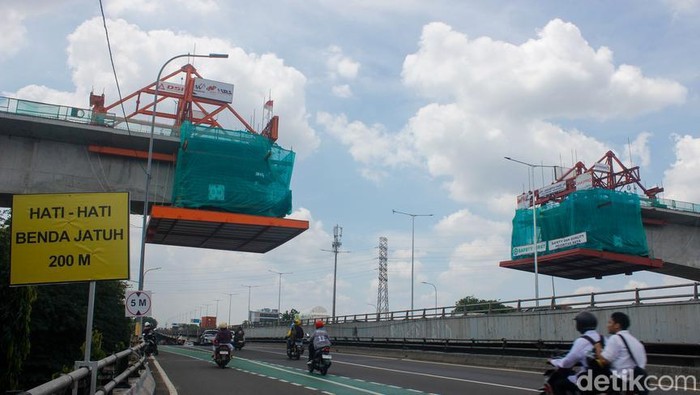Pekerja LRT Jakarta fase 1B menyelesaikan konstruksi di jalur Rawamangun–Manggarai, Senin (1/12/2025). Sejumlah titik menunjukkan progres signifikan seiring dikebutnya sambungan struktur utama.