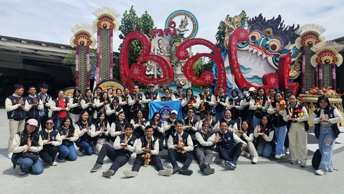 Kontingen Undiksha foto bersama di Terminal Kedatangan Domestik Bandara Internasional I Gusti Ngurah Rai, Badung, seusai mengikuti PIMNAS ke-38 di Unhas, Makassar, Sulsel pada 23-28 November 2025. (Foto: Dok. Undiksha)